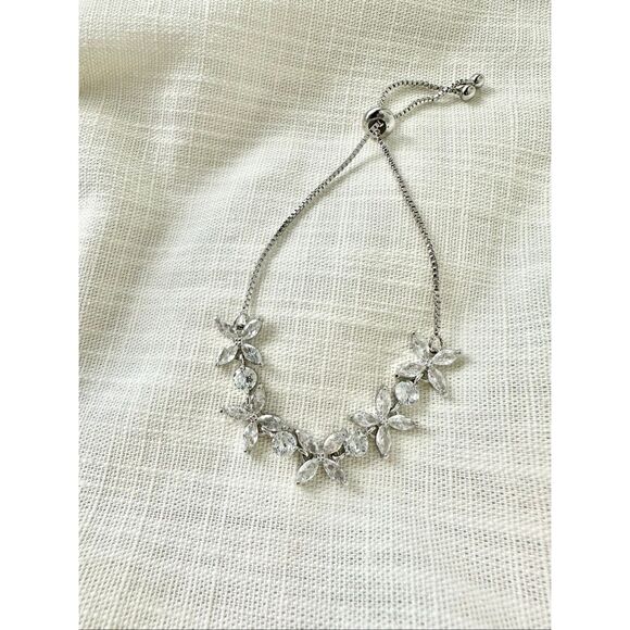 Victoria cubic zirconia flower friendship bracelet - Picture 1 of 3